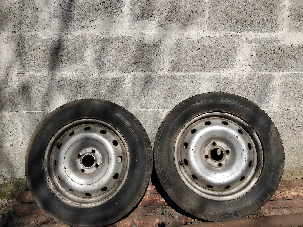 Vând roți vară DACIA - 185/65 r15 - 375 lei / perechea.