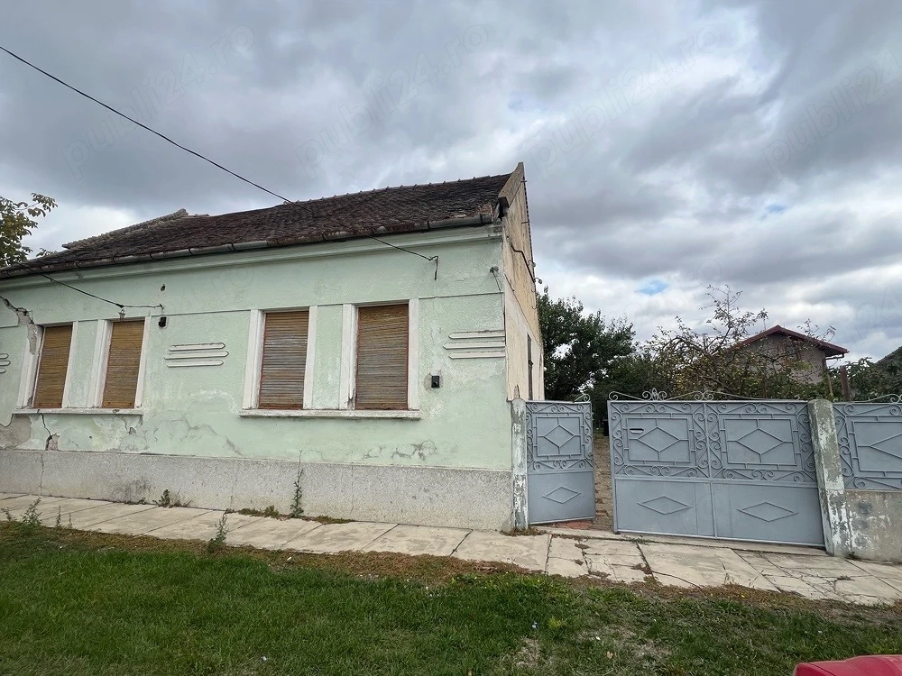 Vând casa bătrânească comuna Liebling 