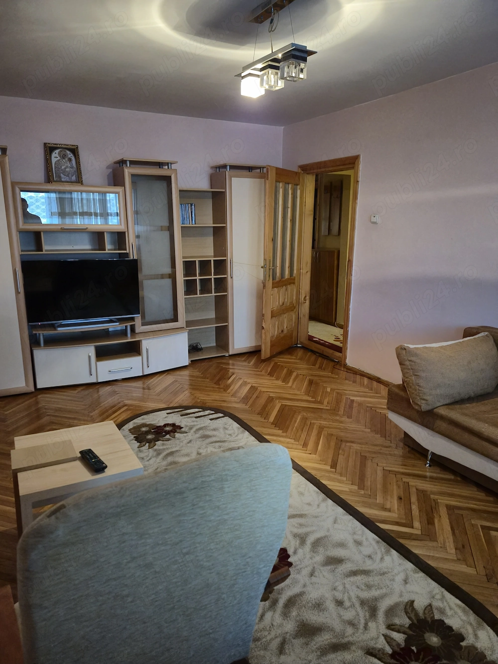 Apartament de vanzare cu 3 camere, decomandat, etaj 2, Suprafata totala 70 mp, Zona Centrala