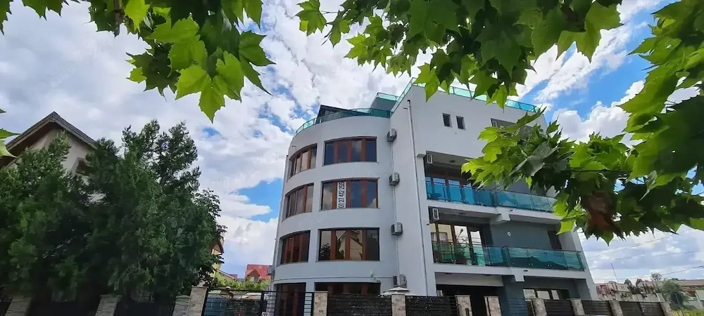 Doua Studiouri de vanzare langa Alezzi Beach,inclusiv contul Booking,nota 10.