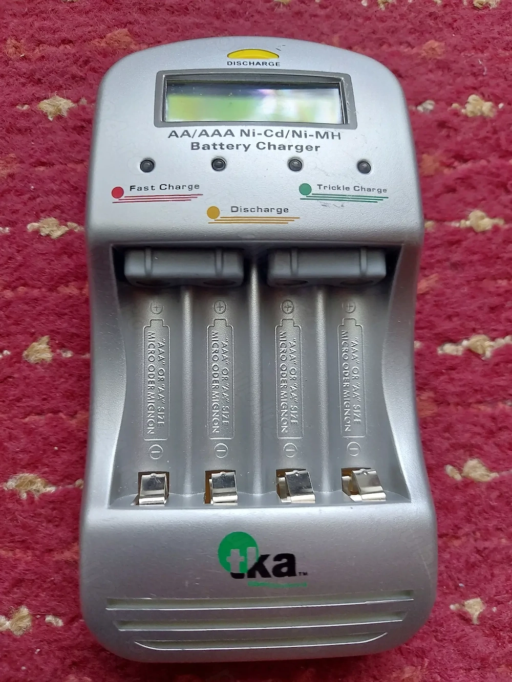 Vînd încărcător acumulatori