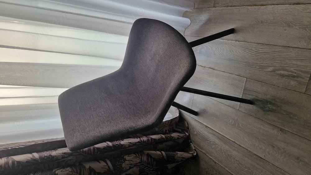 Vând doua scaune rotative