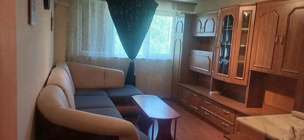 Închiriez garsonieră situată în cartierul Valea Roșie, la etajul 2, într-o zonă excelentă și foarte 