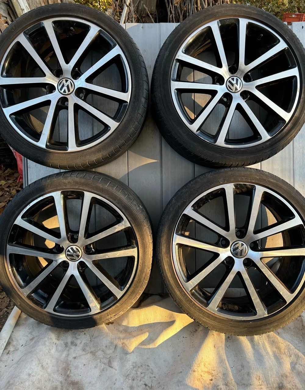 Vand/Schimb jante de aluminiu cu cauciucuri 225/40/18 cu jante de aluminiu cu cauciucuri 195/65/15.