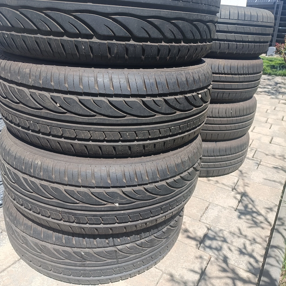 Vând 2 seturi de cauciucuri de vară 