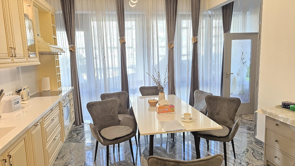 Vand apartament 4 camere deosebit in Deva, zona bld. Decebal (ultracentral), etaj 1, 