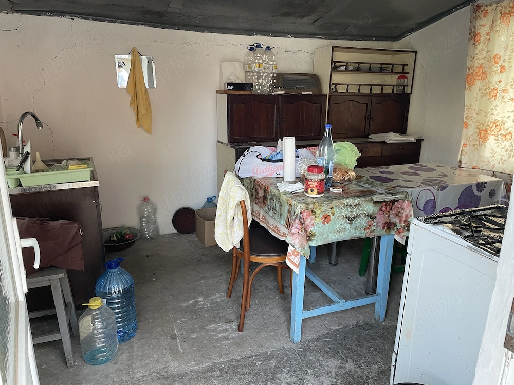 Vand casa batraneasca mobilata si utilata din caramida trei camere plus anexe