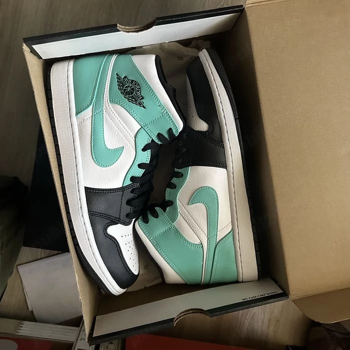 Pantofi Sport Air Jordan 1 Mid Igloo model rar - 100% original