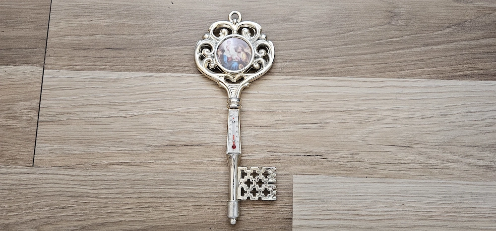 Vand o cheie din plastic cu termometru si o imagine cu Fecioara Maria si Domnul nostru Isus Hristos.