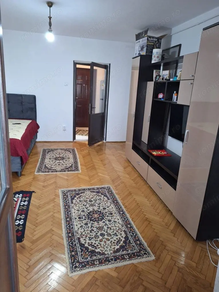 De vanzare garsoniera  Drumul taberei