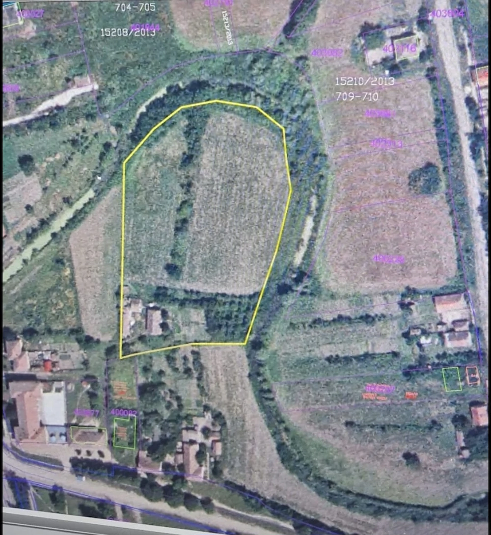 9200 mp in centrul comunei Ghilad