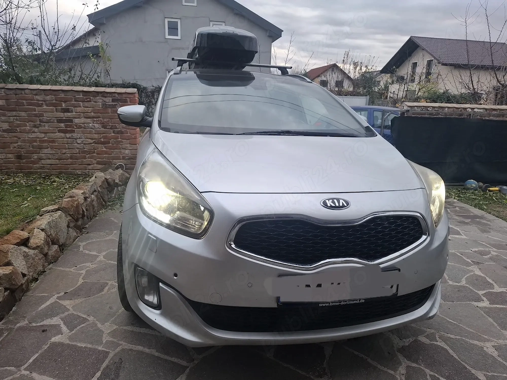 Vând Kia Carens 