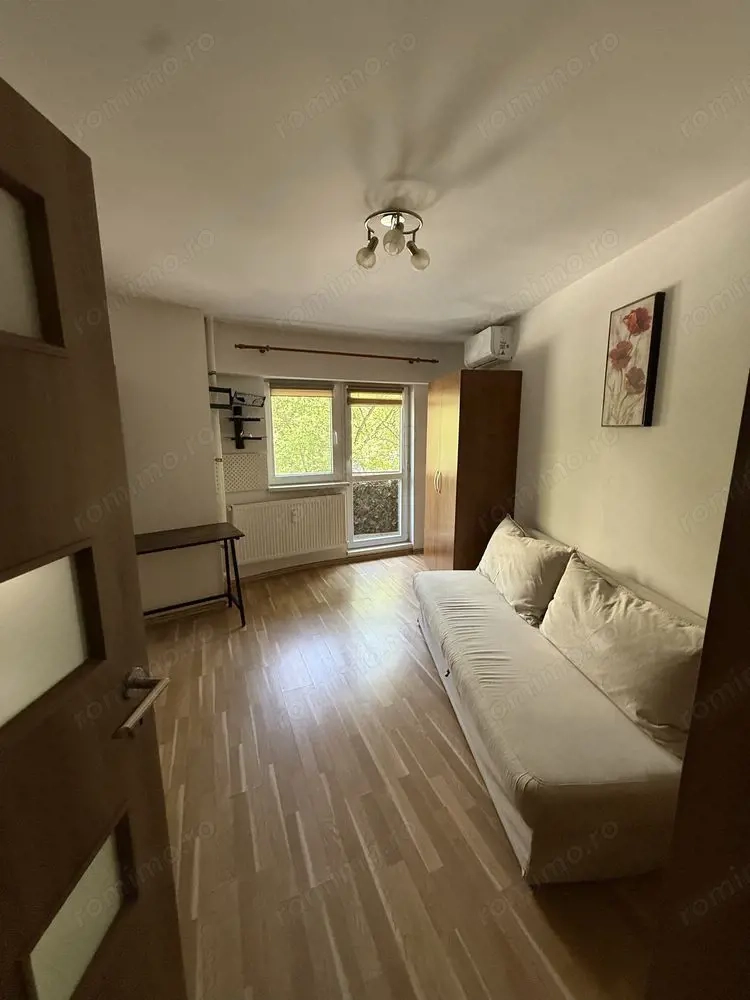 Garsoniera.  Etaj 1.  Calea Vacaresti. La 6 min de metrou Timpuri Noi.