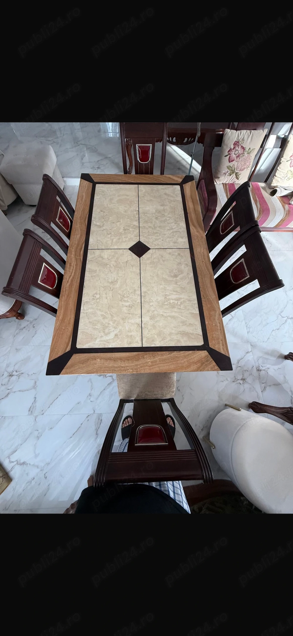 Vand ansamblu mobilier din lemn masiv  