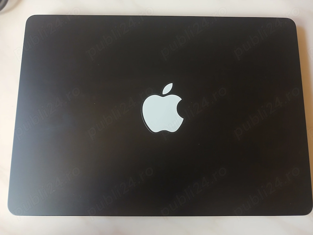 Macbook M3 13 inch 8gb 256gbSSD