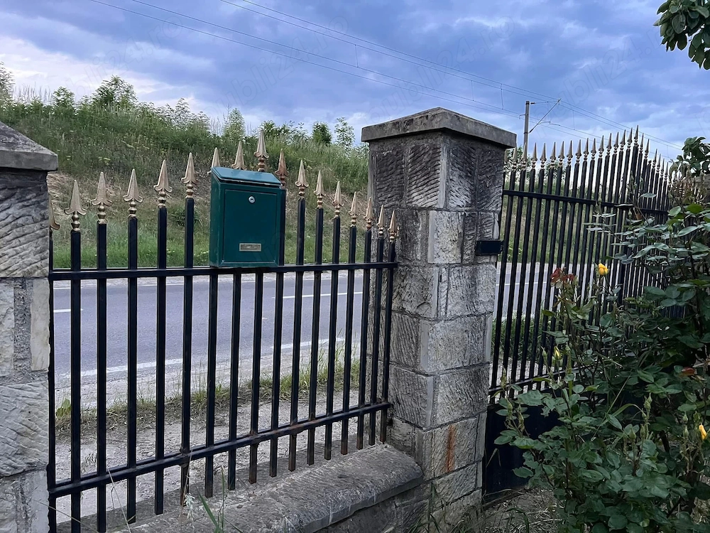 Se vinde casă pentru o familie locuit permanent 