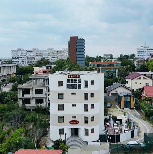  Hotel Bordeaux angajeaza Receptioner
