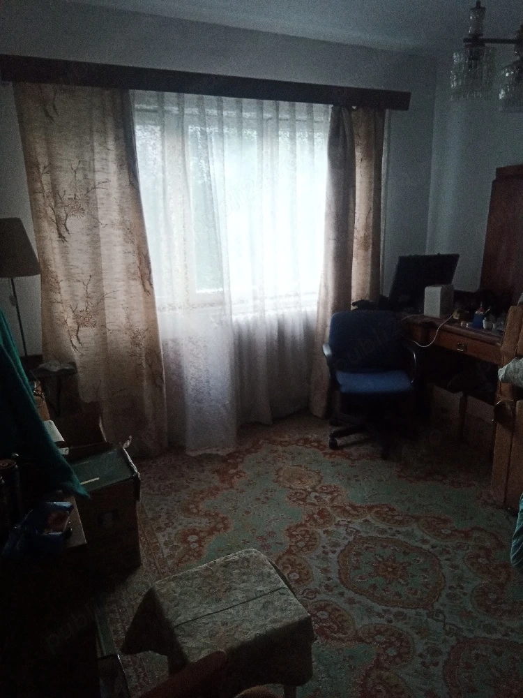 închiriez trei camere