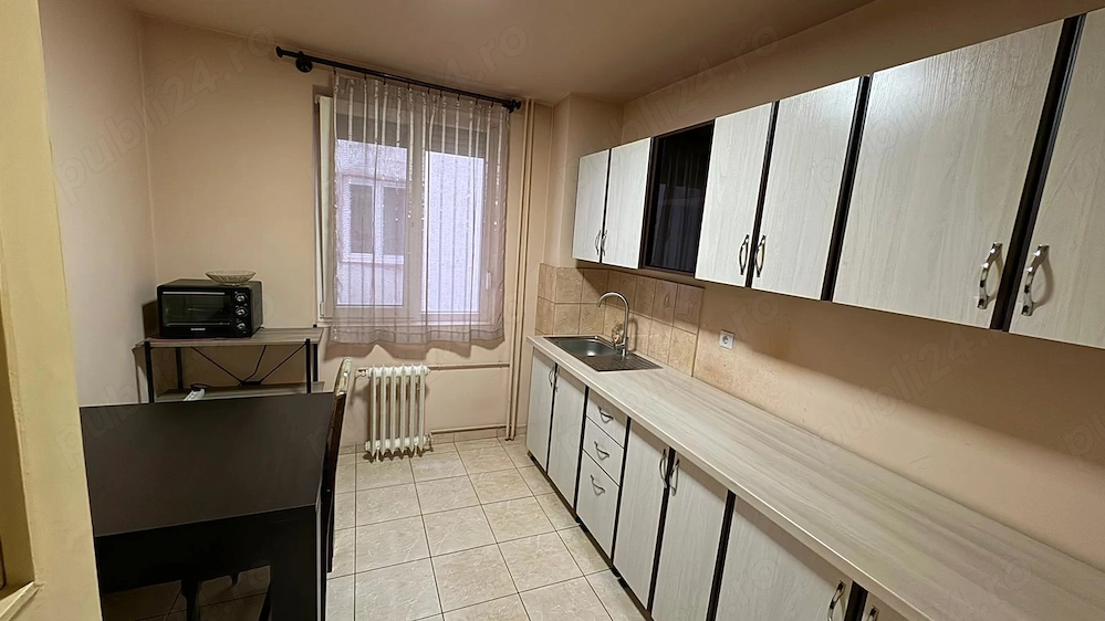 Inchiriez apartament 3 camere, decomandat, ultracentral, etaj 3 10, Bd. Magheru Oradea