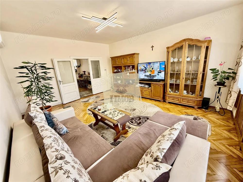 Apartament la casa cu 4 camere  182 mp curte 150mp Piata Cibin