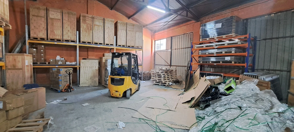 Bulevardul Basarabia   zona Faur, depozite 242 mp si 121 mp