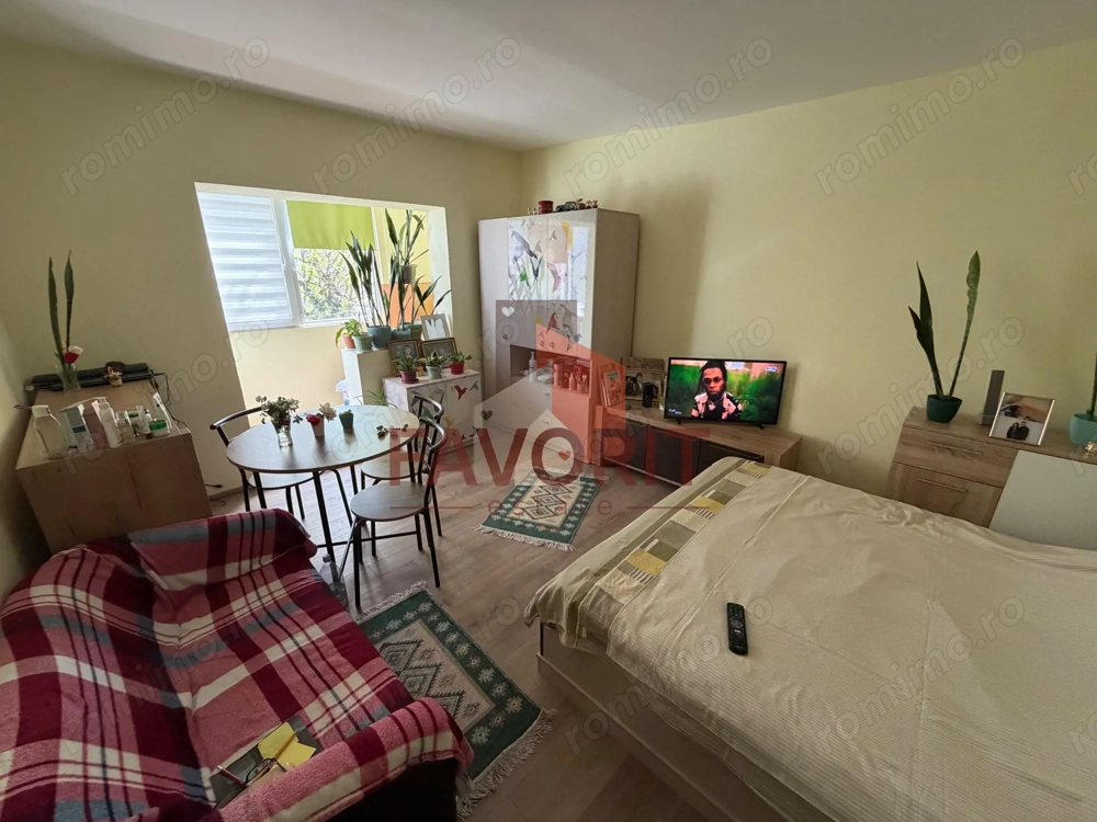 Decomandat. Cu centrala proprie. Etaj intermediar