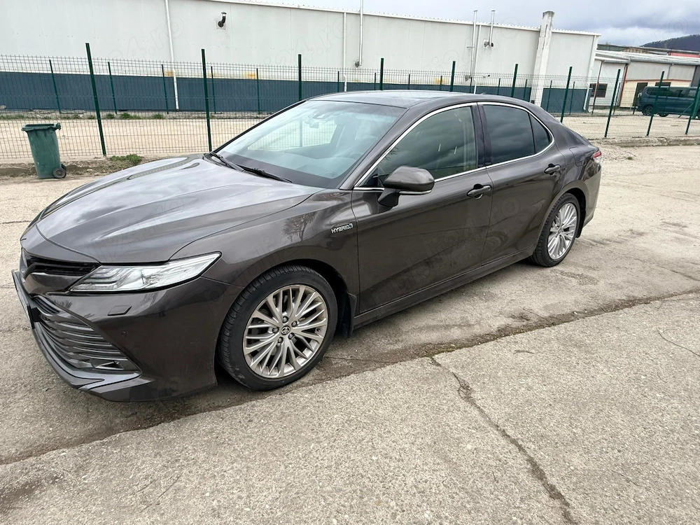 Vând Toyota Camry 2019 Hybrid, echipare Luxury, în stare foarte bună.