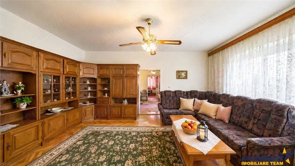 Casa cu spatiu comercial, 1.000mp teren anexe, areal Central, Reghin

