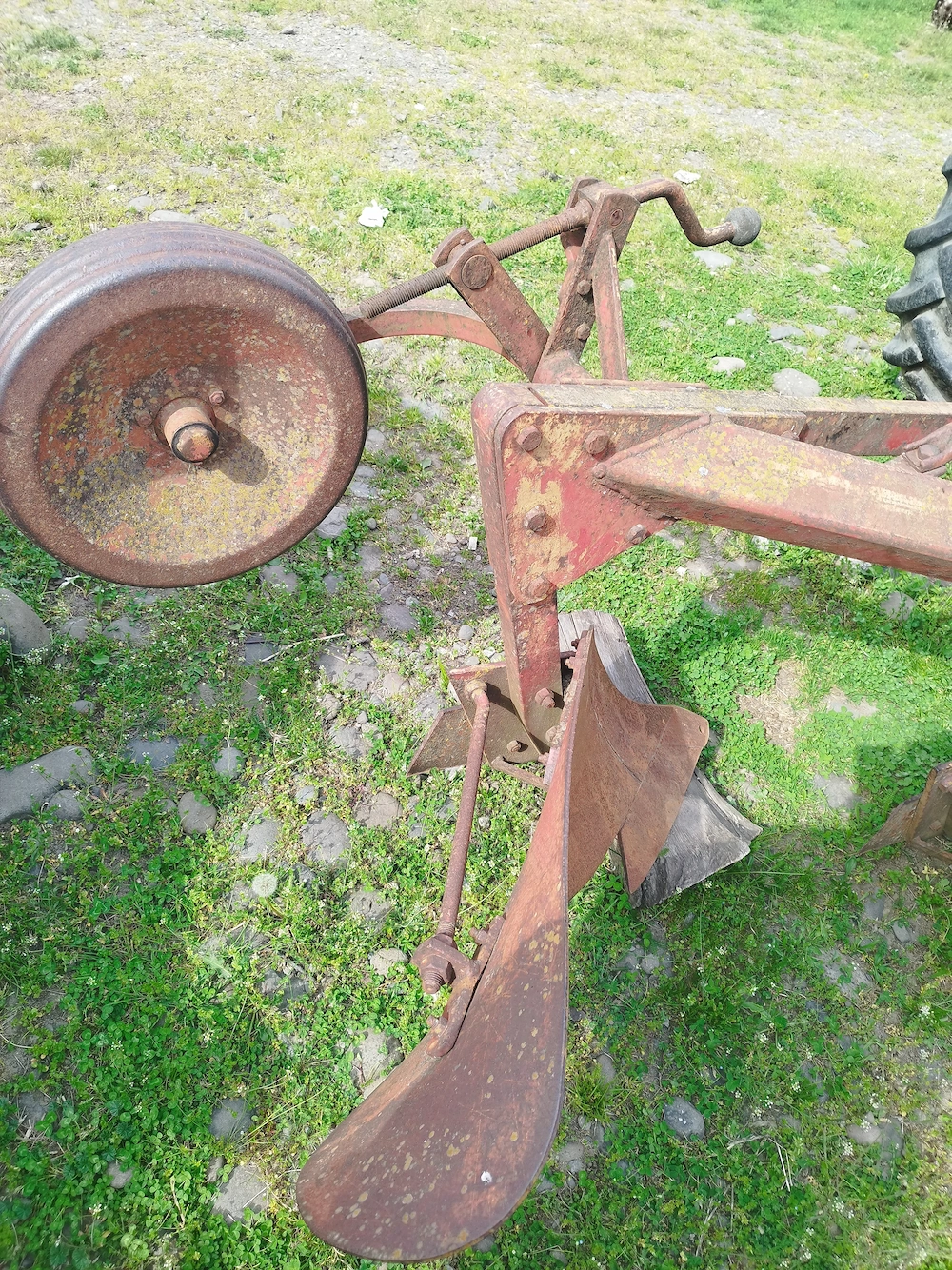 Vind acest plug și unul mai mic,5 grape cu suport de luat in tirant la tractor