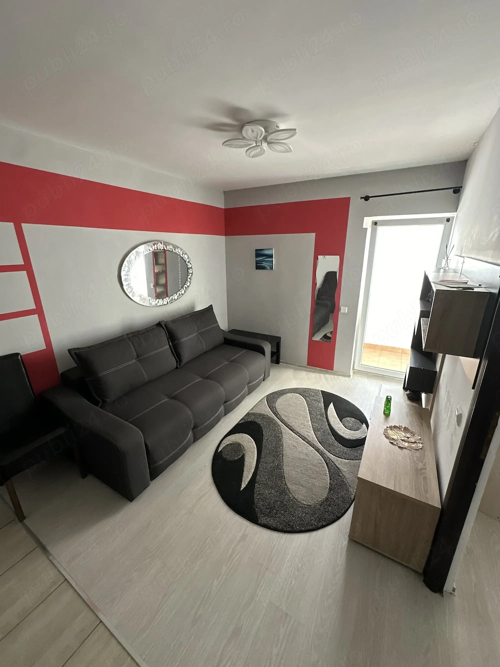Închiriez apartament 2 camere cu parcare  
