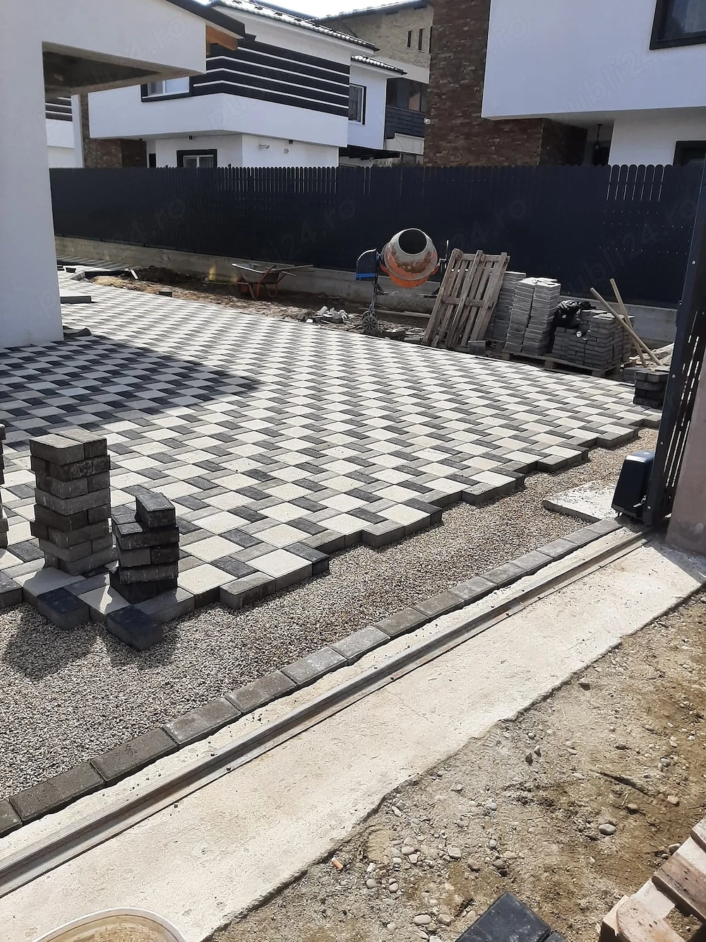 Ofer servicii complete de amenajări curți cu pavele.