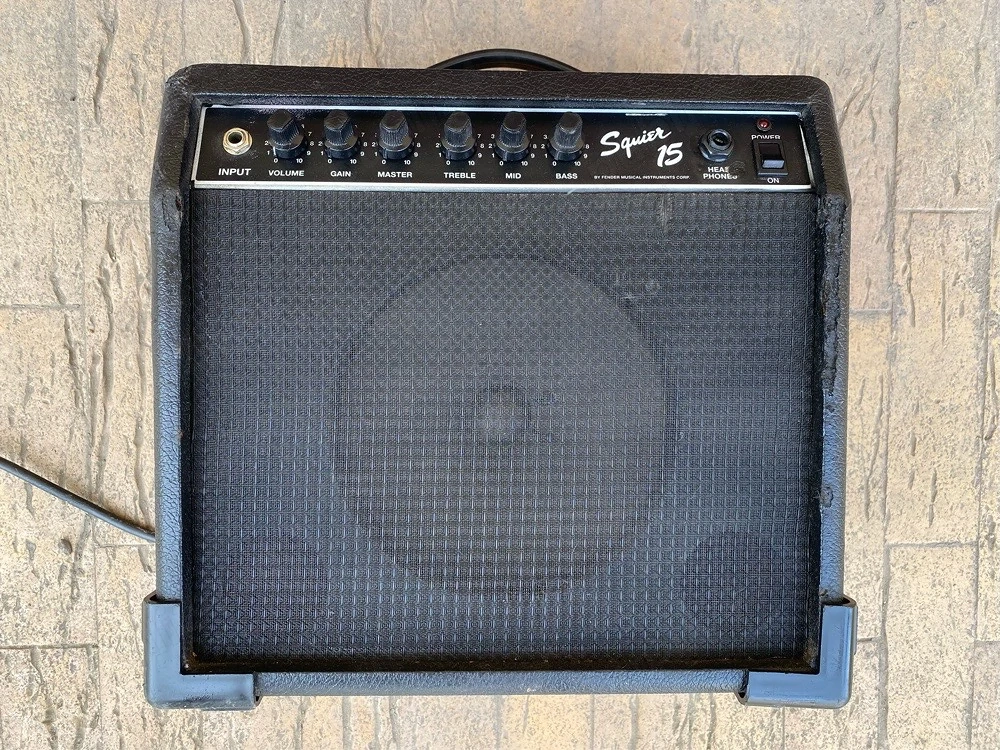 model Squier 15 amplificator chitara