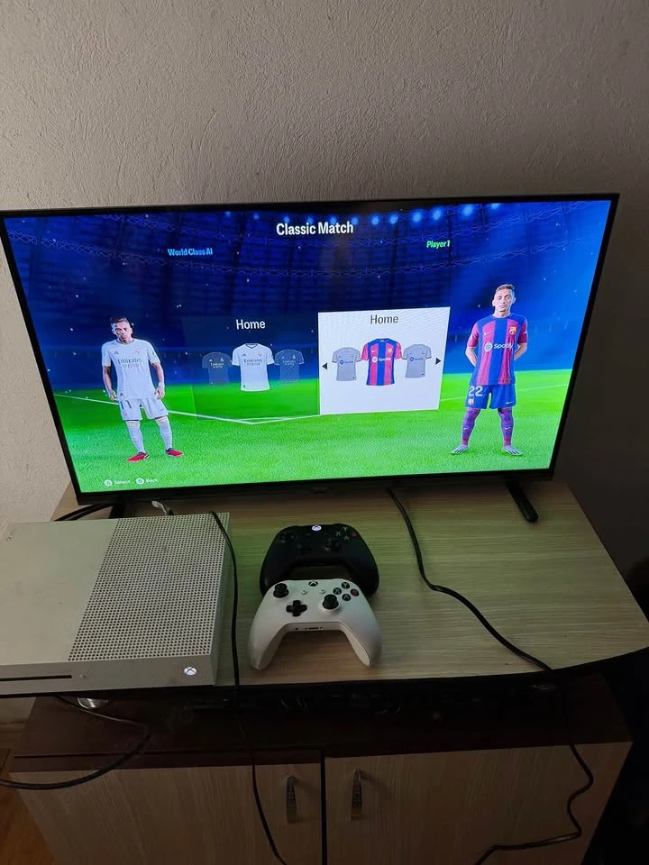 oferta consola jocuri  Xbox one S model 1 tb 1000 gb  FIFA 2024 joc complet 4 controlere