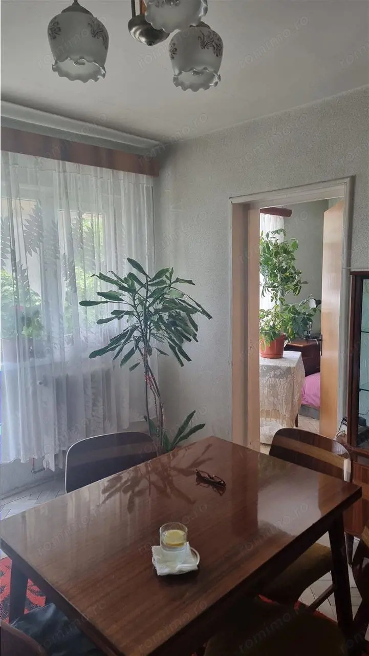 Apartament 3 camere, Traian, etaj 2