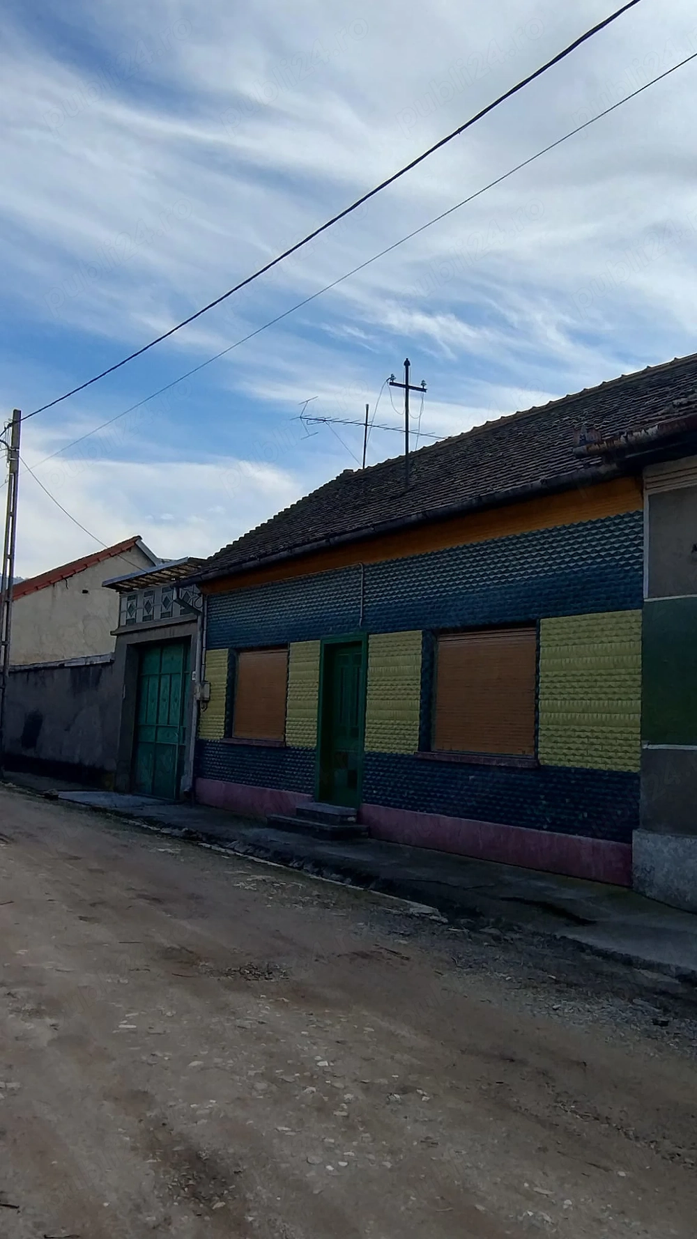 Vând casă în Domașnea cu patru camere. (30 km de Băile Herculane)