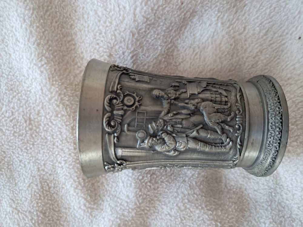 Pahar metalic cu gravuri deosebite