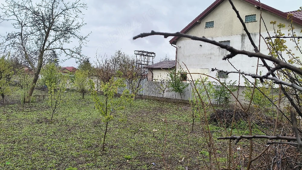 Teren intravilan construibil intre case .