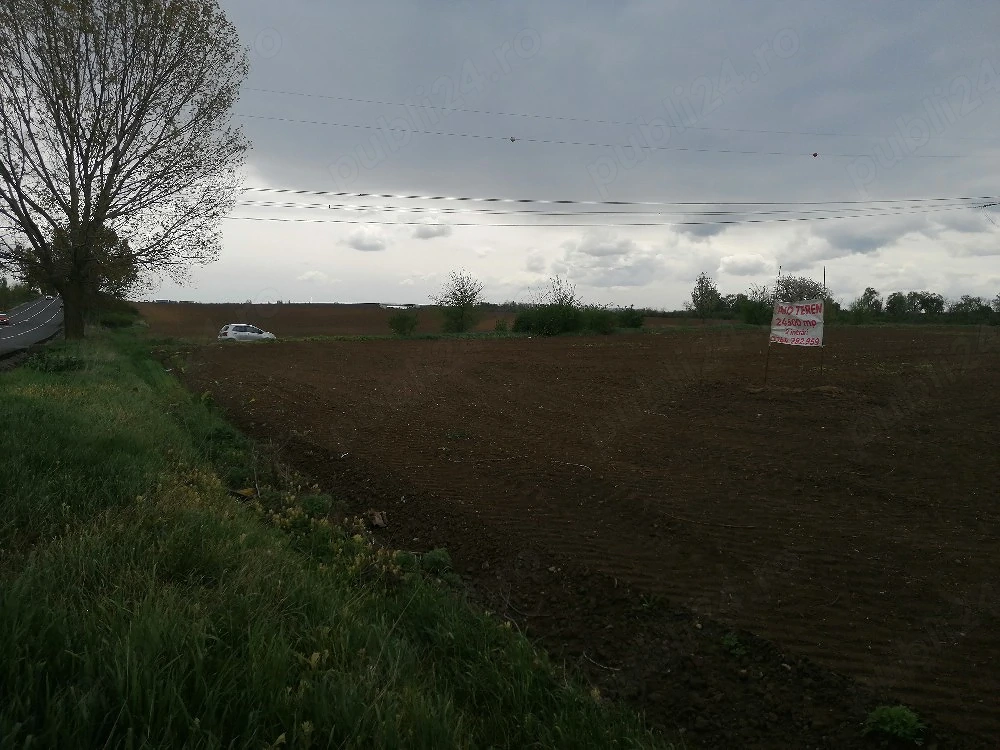 Vând teren extravilan, doua întrări 