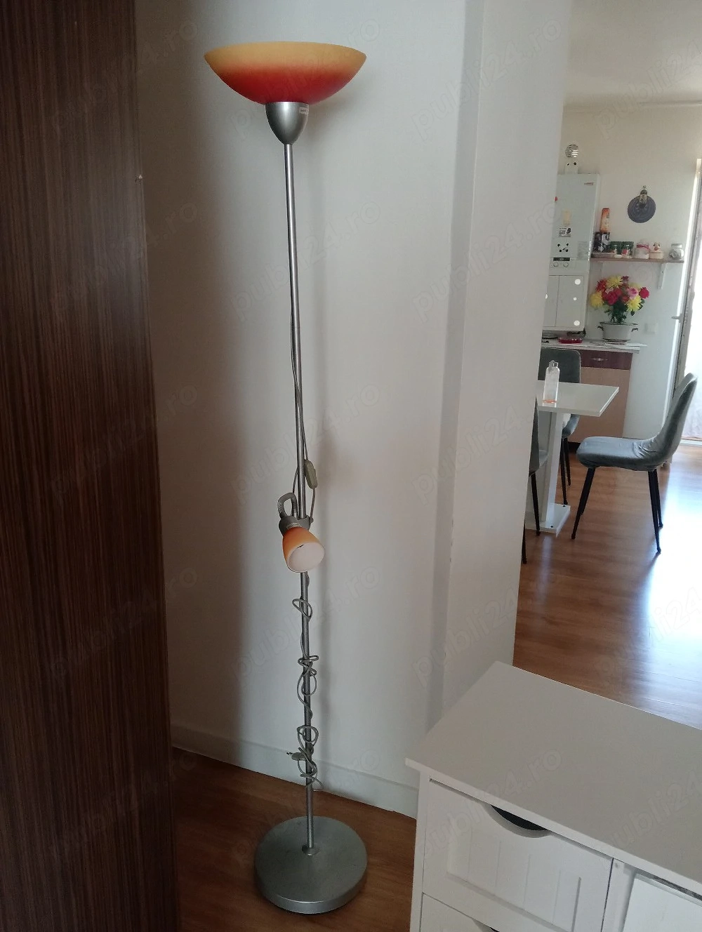 Vand stativ lampă!! Preț 70 lei.NEGOCIABIL!