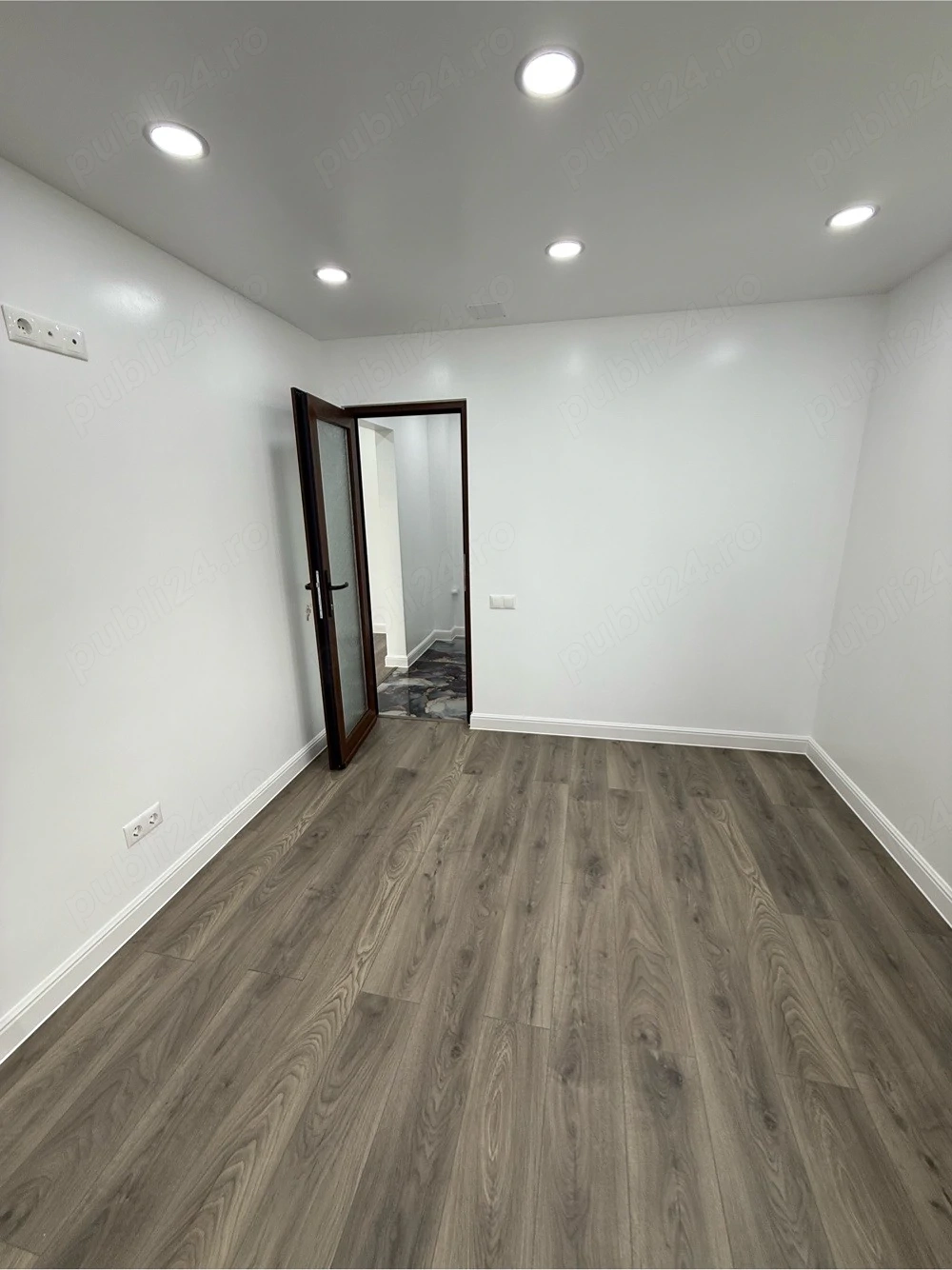 Apartament 3 camere semidecomandat  de vanzare