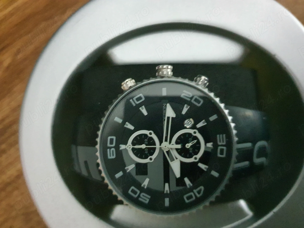 Vand ceas MoMo Design in stare foarte buna