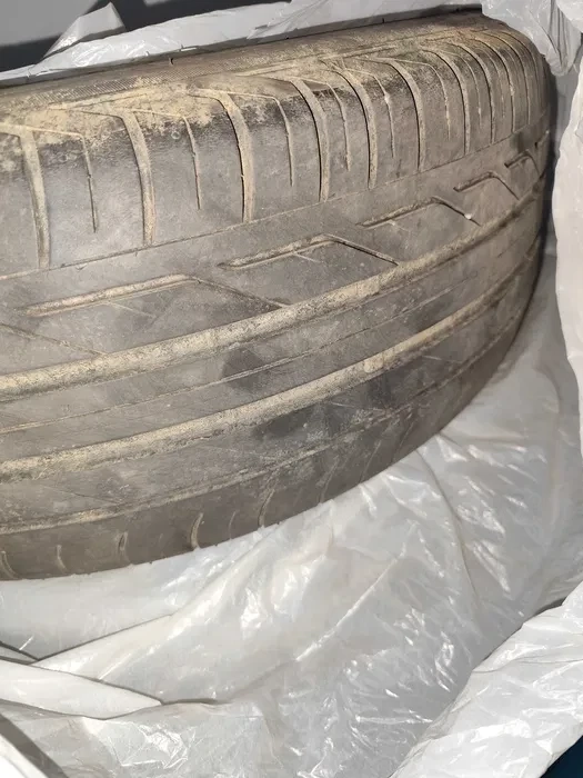 Vand 2 cauciucuri runflat