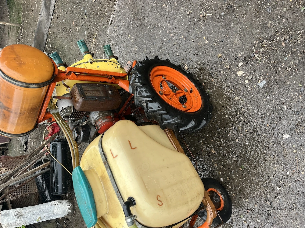 Vind mașina de stropit via sau livadă 