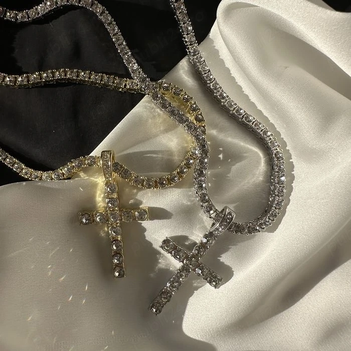 Colier auriu si argintiu cu pietre iced out cu cruce