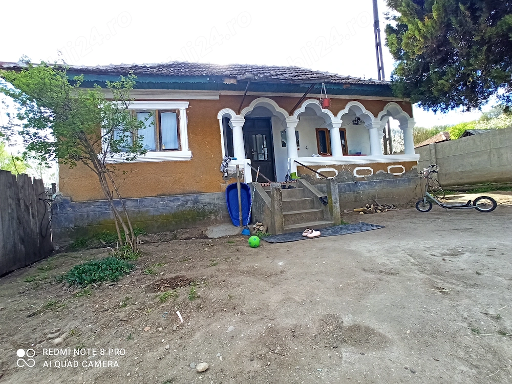 Casă bătrânească la țară+anexă+teren 2500 mp intravilan   asfalt + utilități la poartă