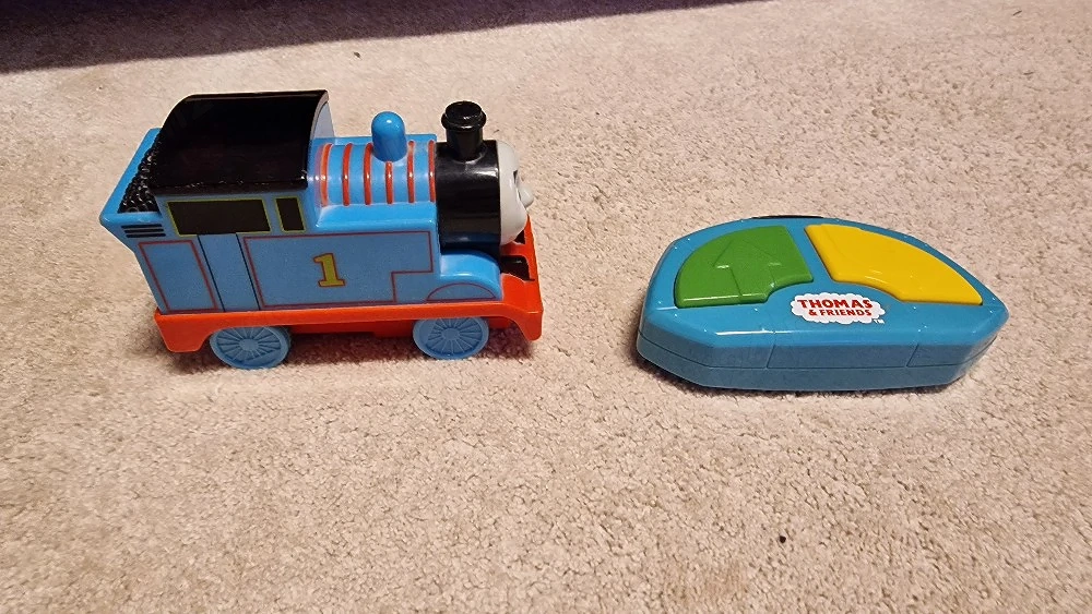 Locomotiva Thomas cu telecomanda, control direcții si sunet.