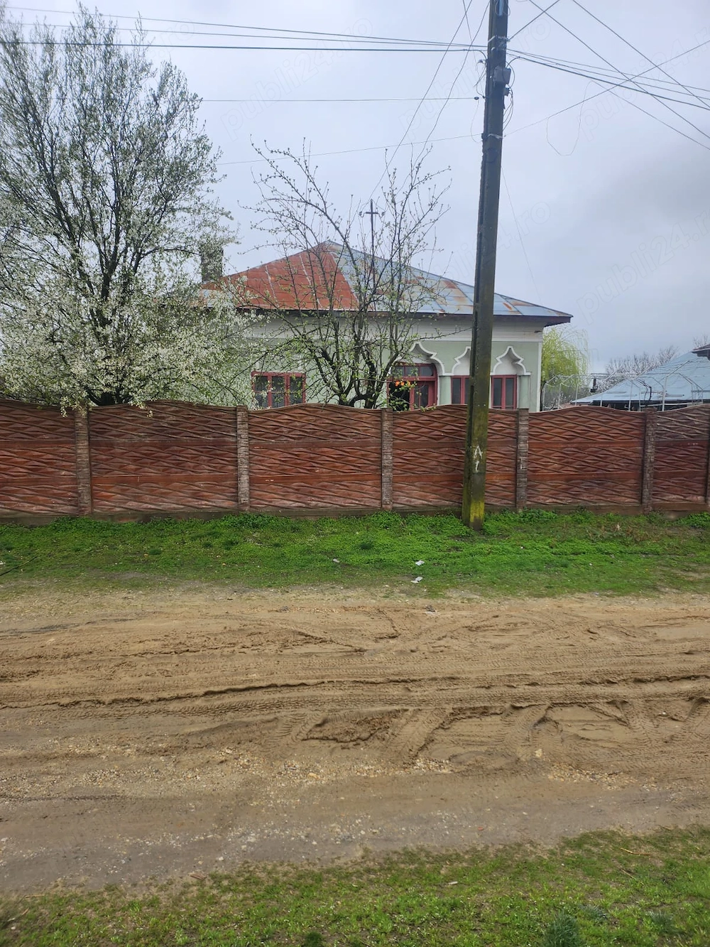 Casă de vânzare, cu anexe și teren