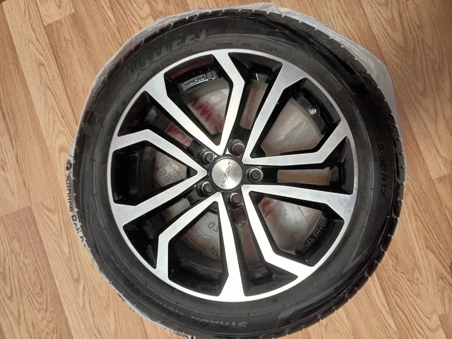 Set Jante aliaj Dezent 17 inch + anvelope dimensiune 215/50/ R17. Distanta între prezoane este 105 m