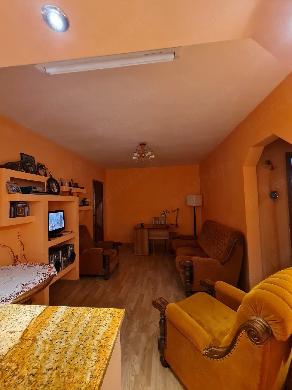 Apartament 4 camere semidecomandat