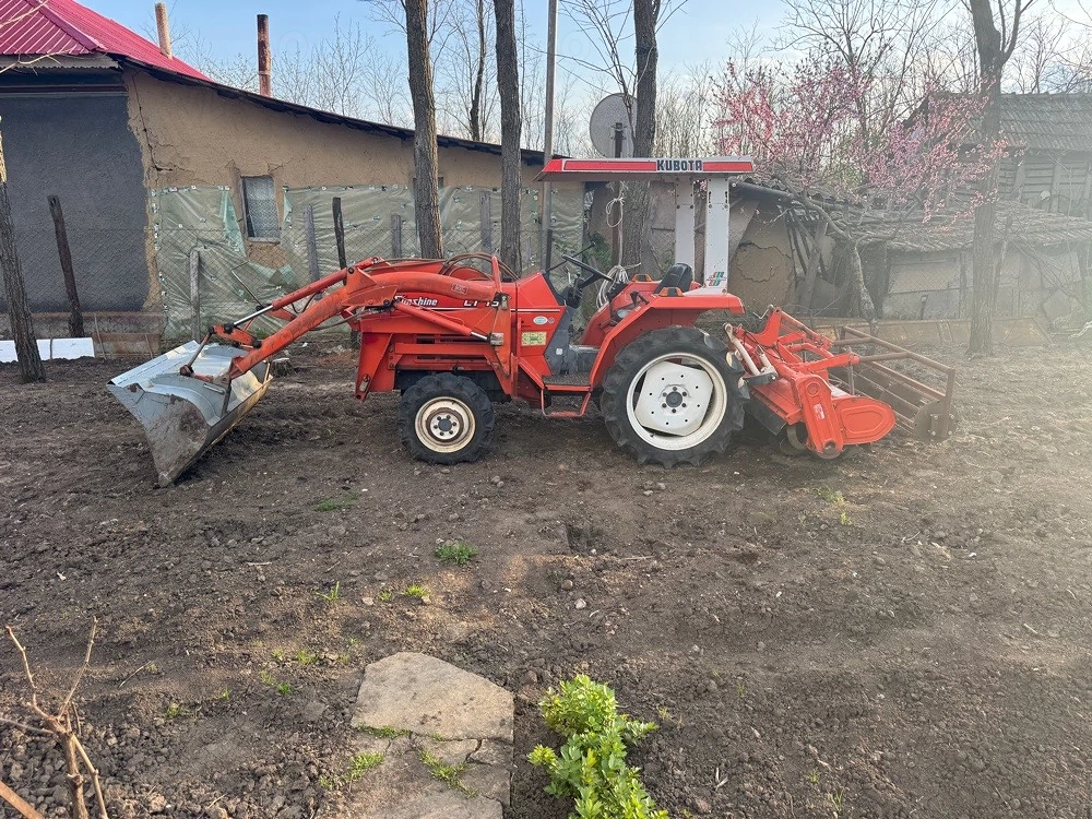 Tractoras Kubota cu incarcator frontal si freza